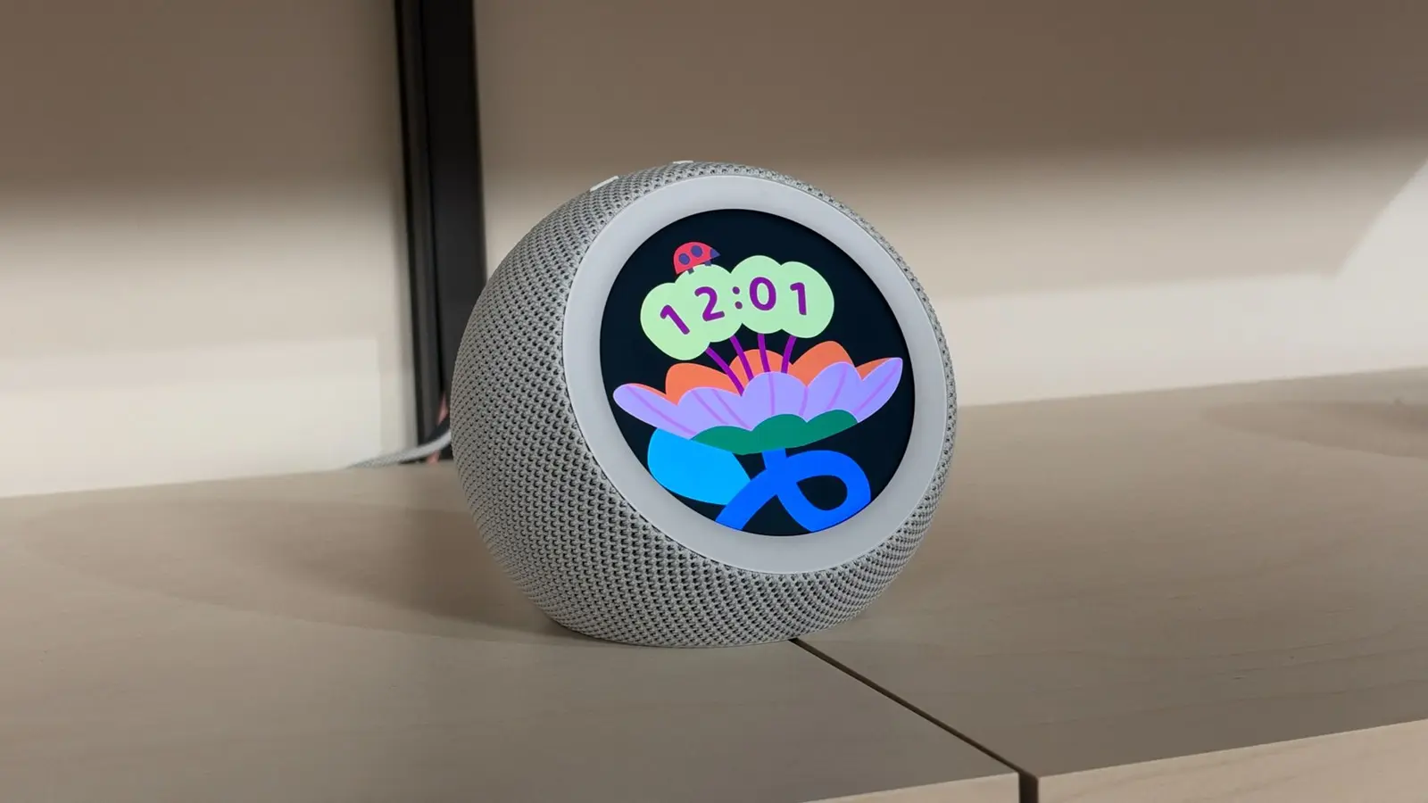 Amazon lansează Echo Time: ceasul inteligent care te trezește blând