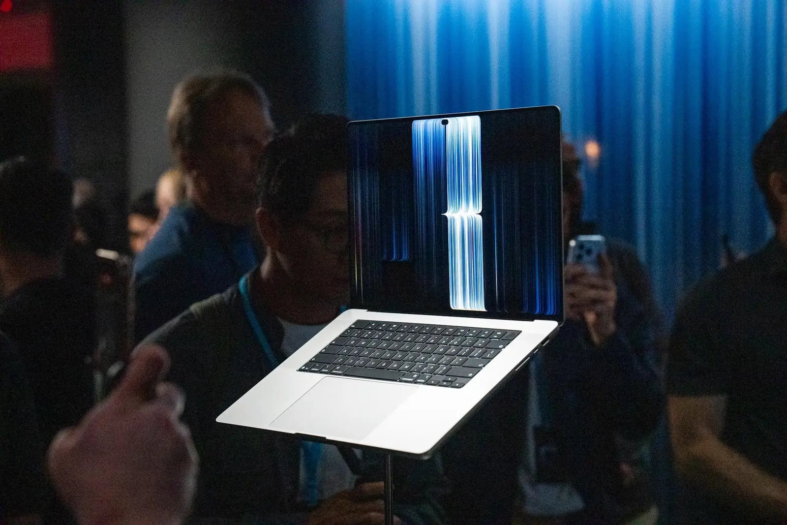 Apple își schimbă politica: primul MacBook Pro cu ecran tactil
