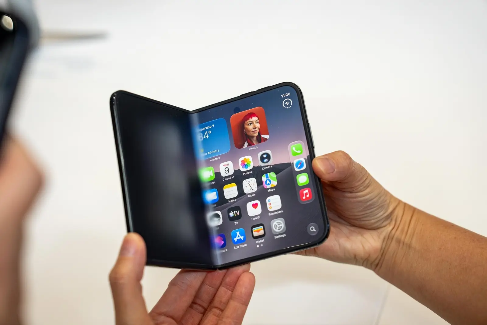Apple lansează iPhone Duo: primul smartphone pliabil al companiei