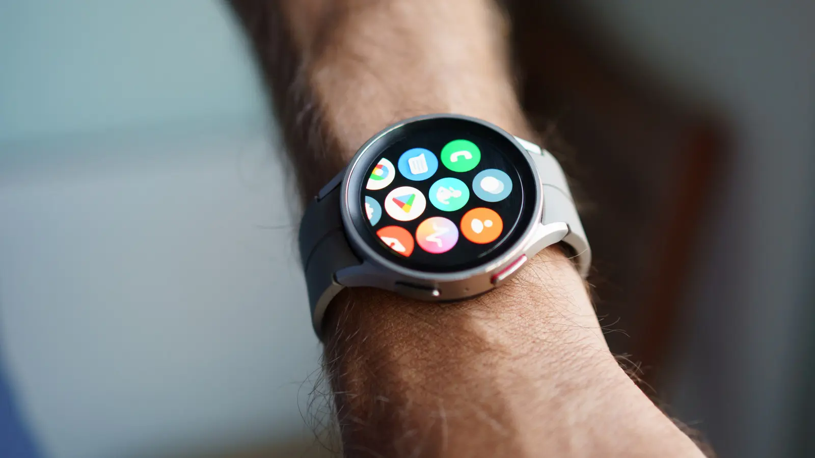 Conducerea a devenit mai inteligentă: patru aplicații pentru Galaxy Watch care îți pot transforma încheietura într-un copilot rutier