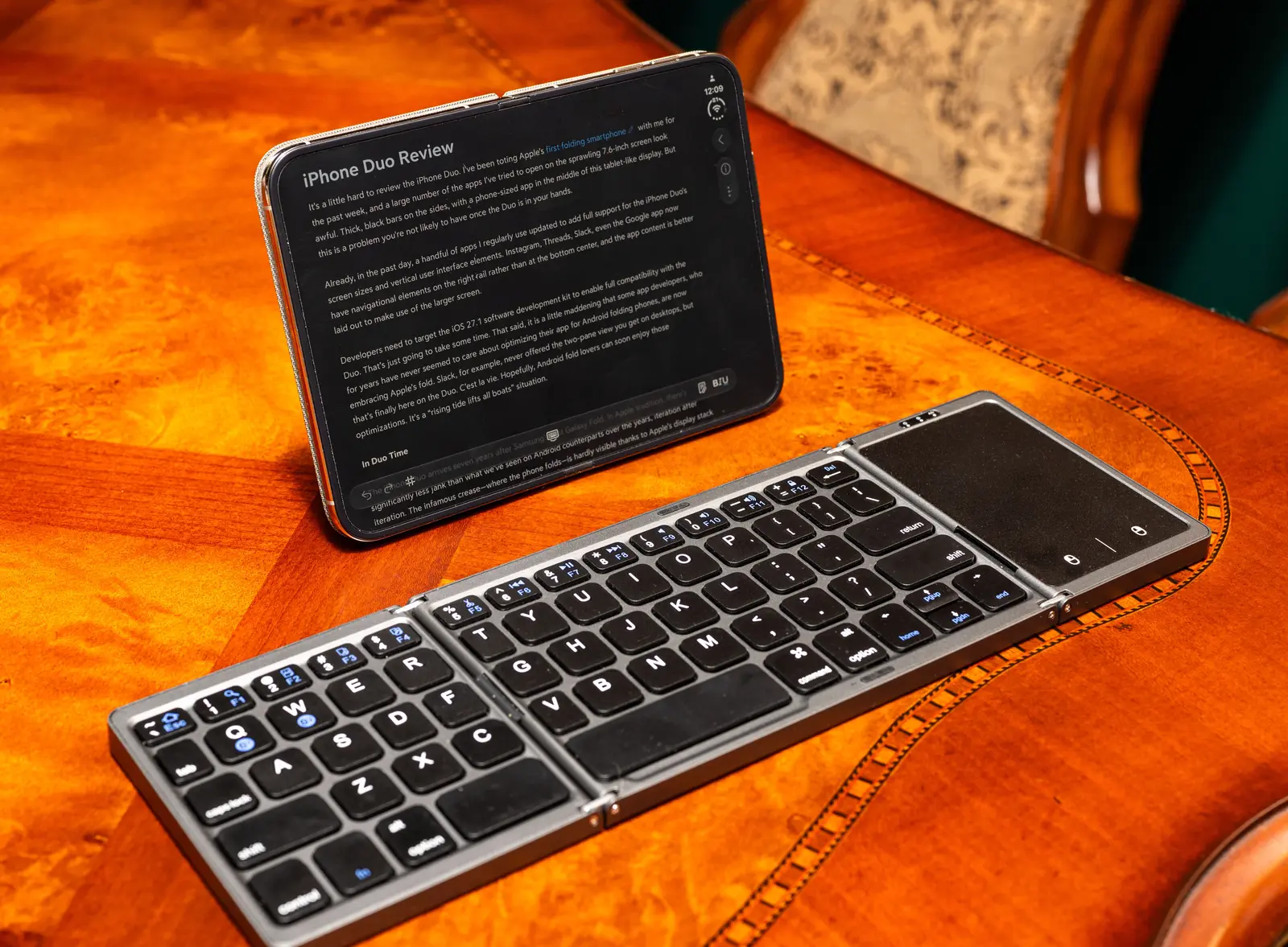 iPhone Duo costă 1.999 de dolari: poate înlocui un laptop?