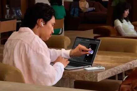 De ce noul MacBook Pro cu ecran tactil are sens pentru programatori